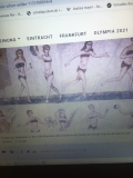 Fröhliche Bikinimädchen im Alten Rom