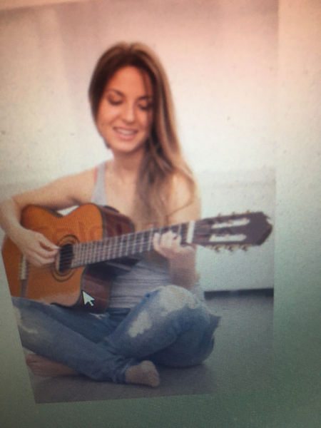 Die hübsche Gitarrespielerin bezaubert mit ihrer Musik!